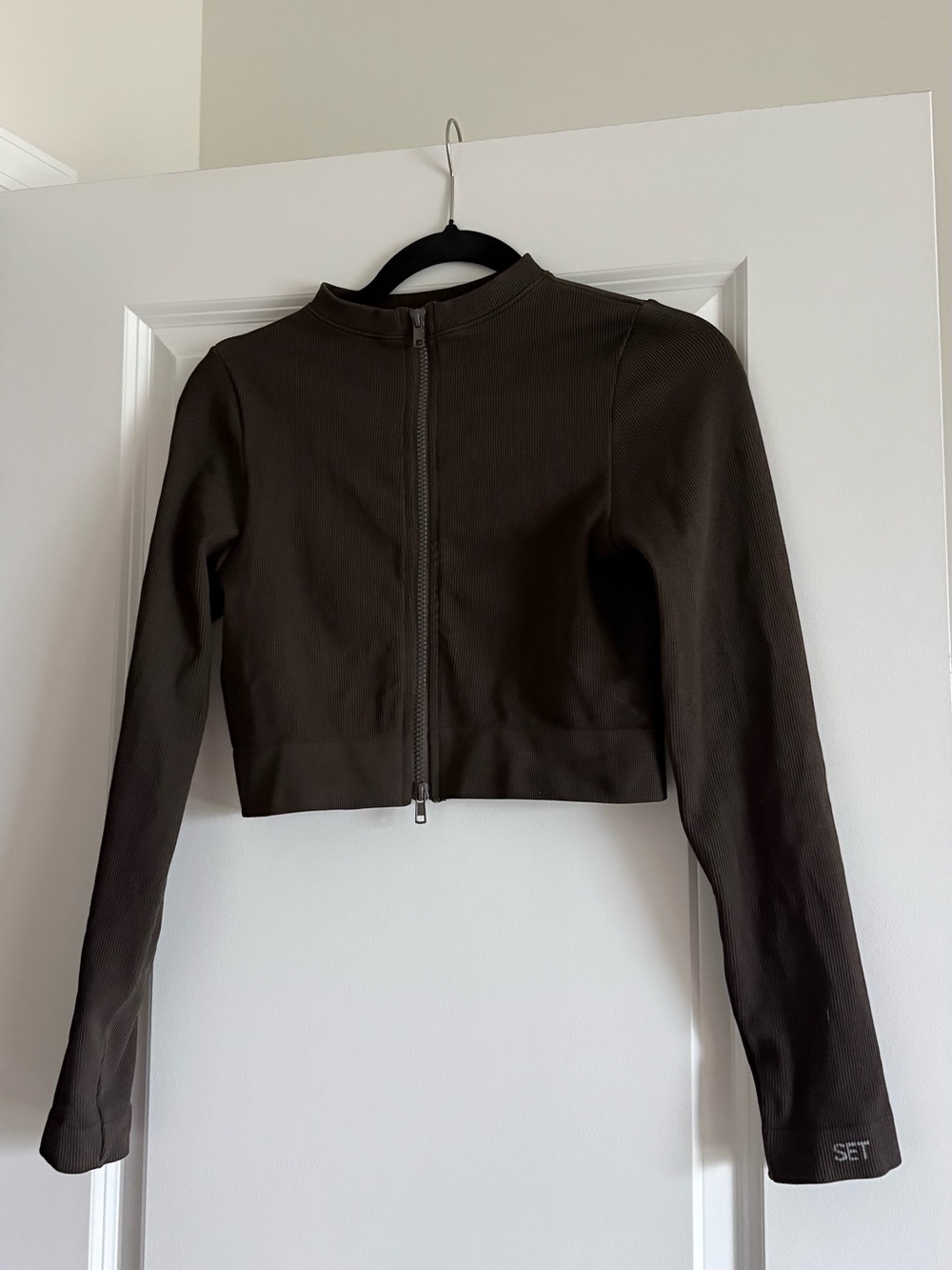 SET Active Cropped Sportbody Warm Up Jacket in Brown - Size L